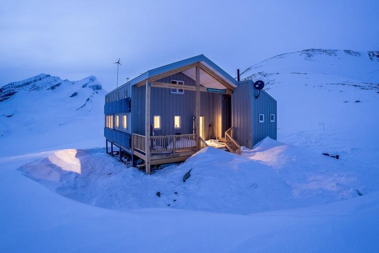 Refuge de haute montagne en acier laqué.