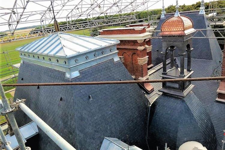 Réfection de toiture en ardoise naturelle du Château de la Chapelle